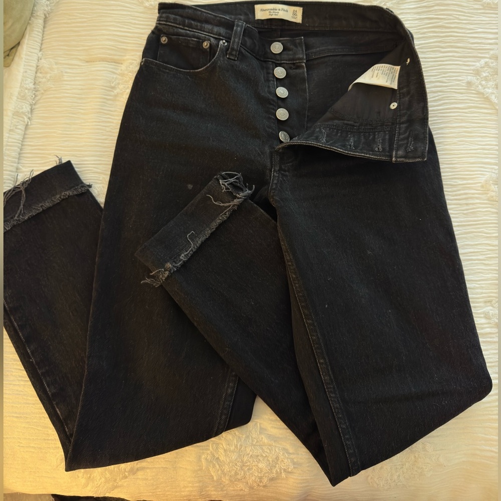 Abercrombie and fitch “the skinny high rise” black jeans. Size 24/00R
